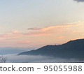 日出和山漂浮在雲海中 95055988