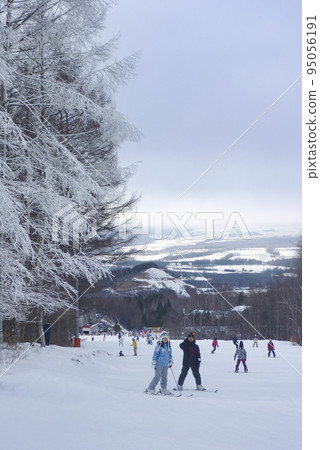 在滑雪勝地 95056191