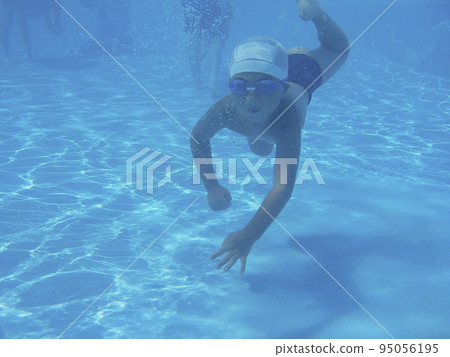 dive in the pool 95056195
