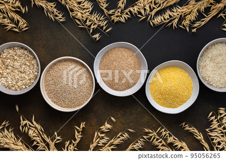 Grain cereals in bowls 95056265
