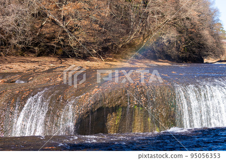 Fukuroda Falls_Autumn in Valley_Japan's Three Famous Waterfalls 95056353