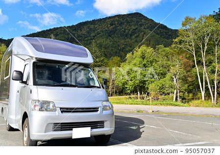 與露營者一起在大自然中行駛！ 95057037