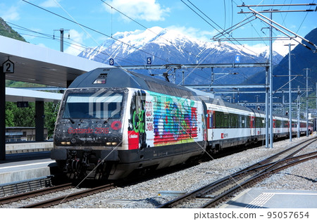 為紀念聖哥達基線隧道開通而塗裝的瑞士國家鐵路 Re460 電力機車 95057654