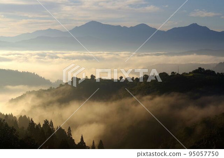 越後川口的牛隱天文台的越後三山和雲海 越後川口的牛隱天文台的越後三山和雲海 95057750