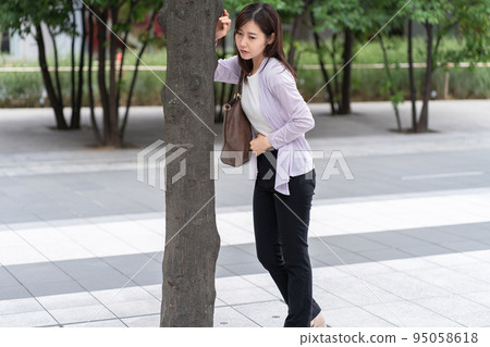 腹痛 身體狀況不佳 女性 腹痛 身體狀況不佳 女性 95058618