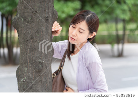 腹痛 身體狀況不佳 女性 95058619