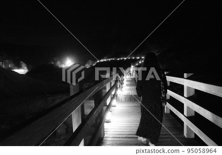 北海道登別溫泉鬼引道散步的女人 95058964