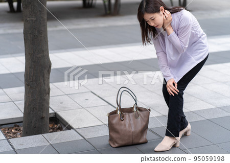 A kneeless woman 95059198