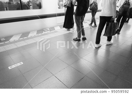 東京地鐵站台上等車的人 東京地鐵站台上等車的人 95059592