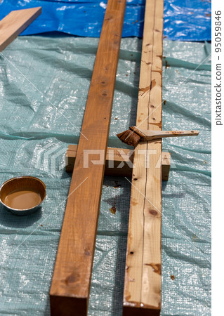 Do-it-yourself painting a pillar Do-it-yourself painting a pillar 95059846