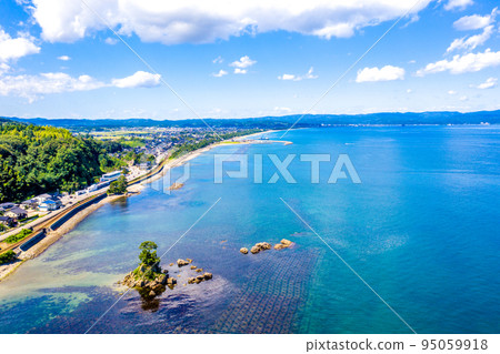 初秋的雨林(背景是諾托半島) 初秋的雨林(背景是諾托半島) 95059918