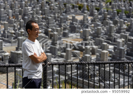 中年男子在墓地思考 95059992