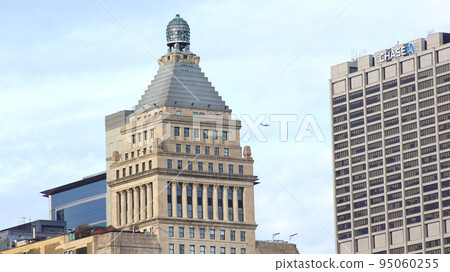 CHICAGO, ILLINOIS, UNITED STATES - DEC 11, 2015: Skyscraper in downtown Chicago with a plane in the sky 95060255