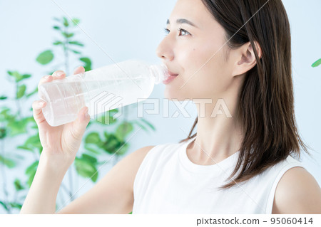 在塑料瓶的一個少婦飲用水 95060414
