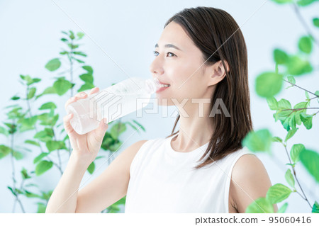 在塑料瓶的一個少婦飲用水 95060416