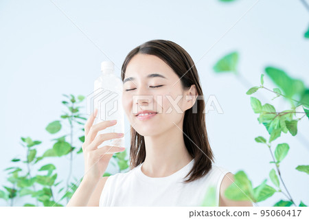 在塑料瓶的一個少婦飲用水 在塑料瓶的一個少婦飲用水 95060417