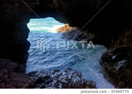 以海龜產卵而聞名的Hiwasa惠比壽洞的長廊,四國,海浪湧入洞內,德島縣南町(3) 以海龜產卵而聞名的Hiwasa惠比壽洞的長廊,四國,海浪湧入洞內,德島縣南町(3) 95060774