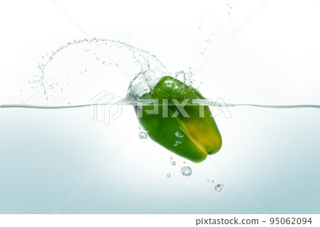 Green pepper splashing in water. 95062094