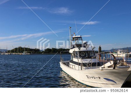 巡洋艦停泊在港口 95062614