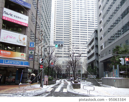 Shinjuku on a heavy snow day. A road without utility poles in the subcenter Shinjuku on a heavy snow day. A road without utility poles in the subcenter 95063384