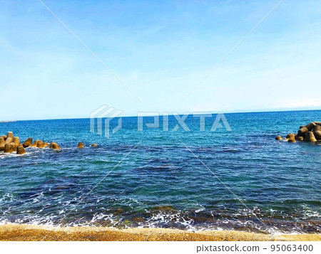 Midsummer blue sky and sea 95063400