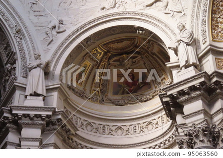 Berlin Dom in autumn 95063560