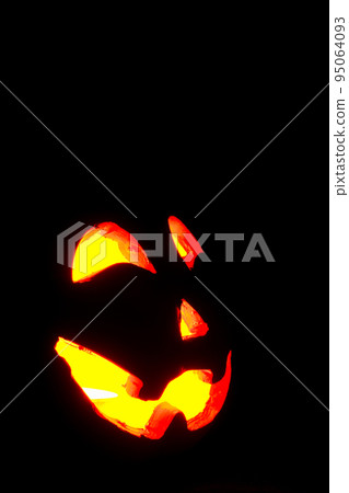 黑暗中燭光南瓜燈的臉 95064093