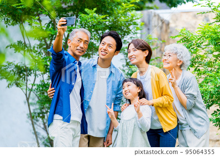 Family shooting with smartphone 95064355