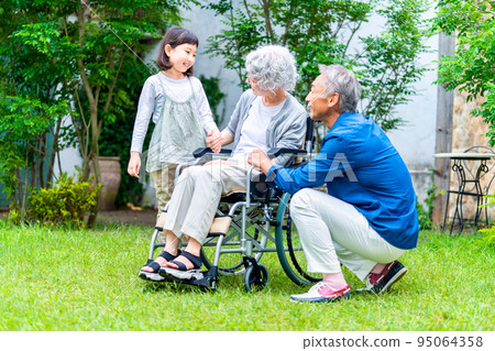 輪椅祖母和孫子 95064358