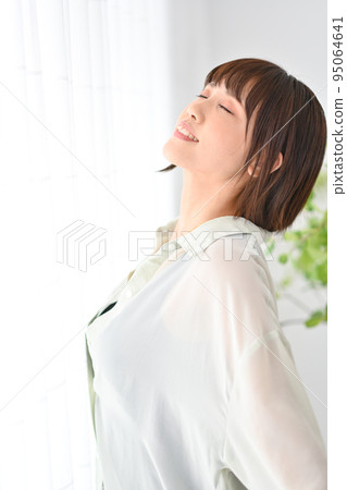 女人在她的房間裡放鬆和擺姿勢 女人在她的房間裡放鬆和擺姿勢 95064641