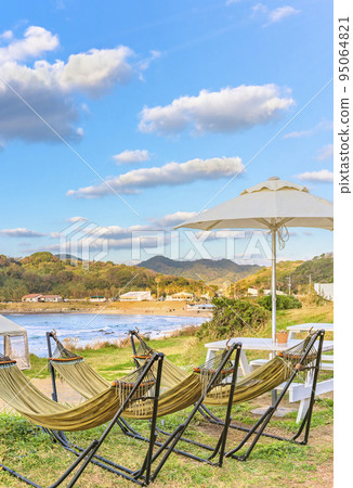 [九州/糸島市]櫻井二見浦海灘的吊床和戶外桌子的風景。 95064821