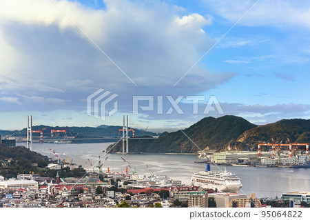 [Kyushu/Nagasaki] Bird's-eye view of Matsugae International Terminal and Megami Ohashi from Glover Garden. 95064822