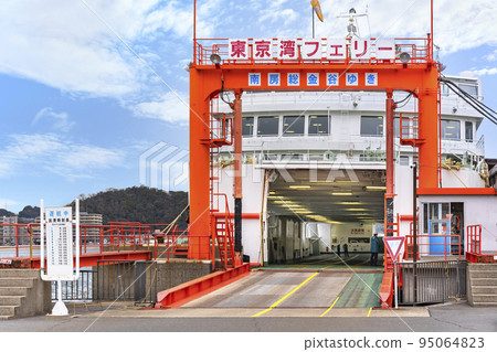 [Yokosuka/Kurihama] The gate of the parking deck of the moored ferry at the Kurihama Ferry Terminal. 95064823