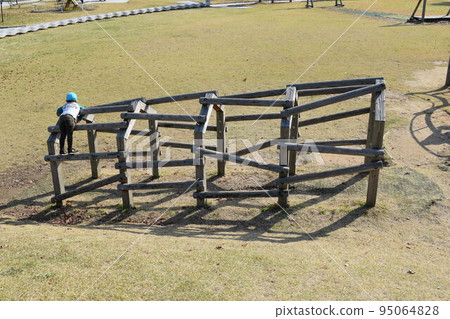 運動兒童公園的遊樂場設備 運動兒童公園的遊樂場設備 95064828