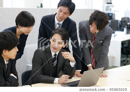 五位商界人士討論如何處理疑難問題_1 五位商界人士討論如何處理疑難問題_1 95065029