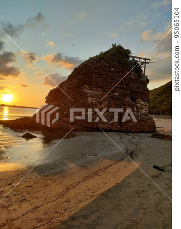 夕陽下的稻佐海灘 夕陽下的稻佐海灘 95065104