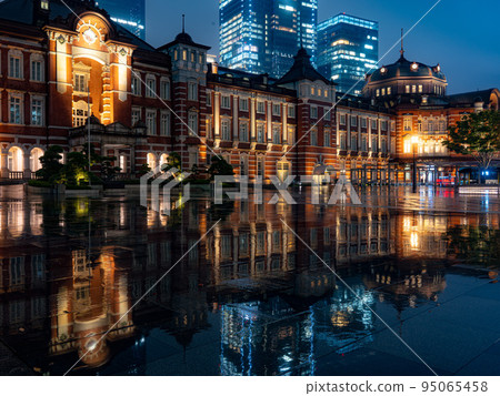 東京站南口雨倒影 95065458
