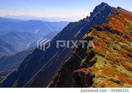 A superb view from Mt. Ichinokura, the ridgeline of Mt. A superb view from Mt. Ichinokura, the ridgeline of Mt. 95066101