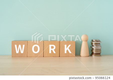 一個塊寫成 WORK、一個玩偶和一個硬幣 95066124