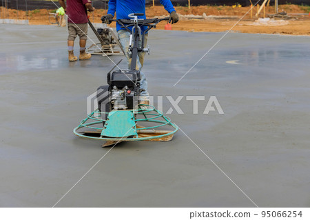 The process of polishing and leveling cement screed mortar floor on a construction site 95066254