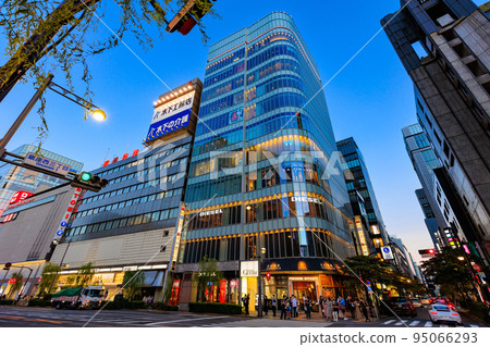 東京都中央區銀座的都市風景，銀座四丁目的街道 95066293