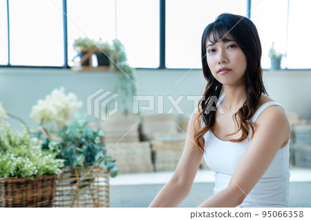 年輕女子放鬆 95066358