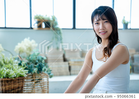 年輕女子放鬆 95066361