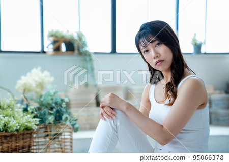 年輕女子放鬆 95066378