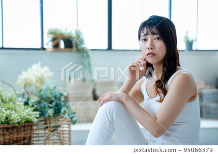 年輕女子放鬆 95066379