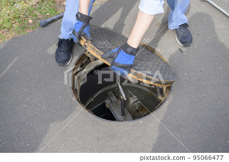 How to install a manhole toilet 95066477