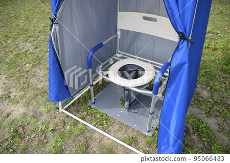 Setting up a manhole toilet (toilet seat and tent) 95066483