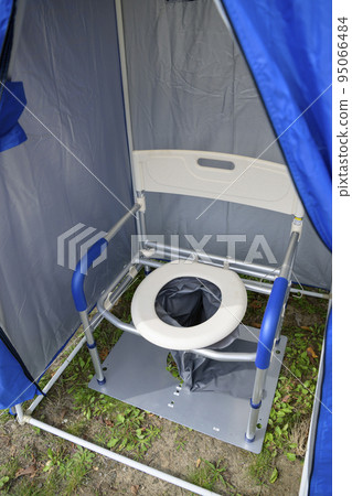 Setting up a manhole toilet (toilet seat and tent) 95066484