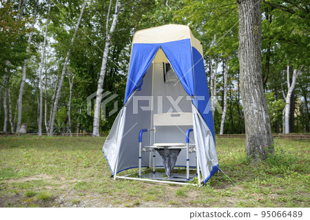 Setting up a manhole toilet (toilet seat and tent) 95066489