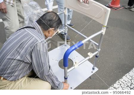 Installation of a manhole toilet (toilet seat assembly) 95066492